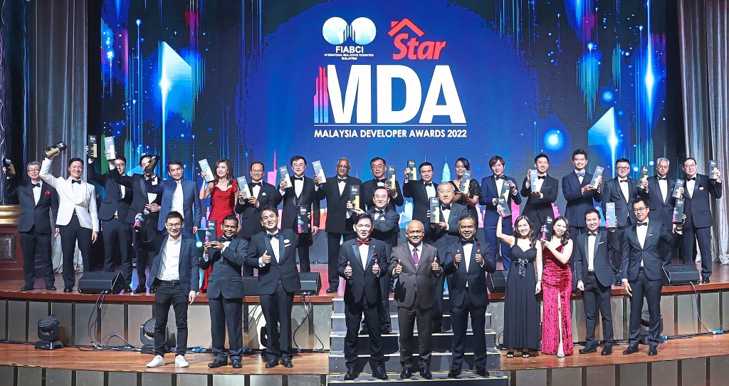 Last year’s TOTC winners together with (front centre, left to right) SMG group chief executive officer Alex Yeow, then Housing and Local Government Ministry secretary-general Datuk M Noor Azman Taib and FIABCI-Malaysia president Datuk Firdaus Musa. — GLENN GUAN/The Star