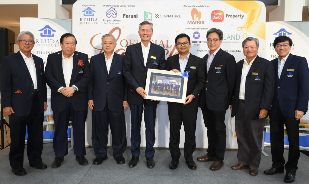 Rehda representatives presenting a token of appreciation to Akmal (fourth from right). From left are Muztaza, Seing Liong, Teo, Ng, Tong, Chen and Ho.