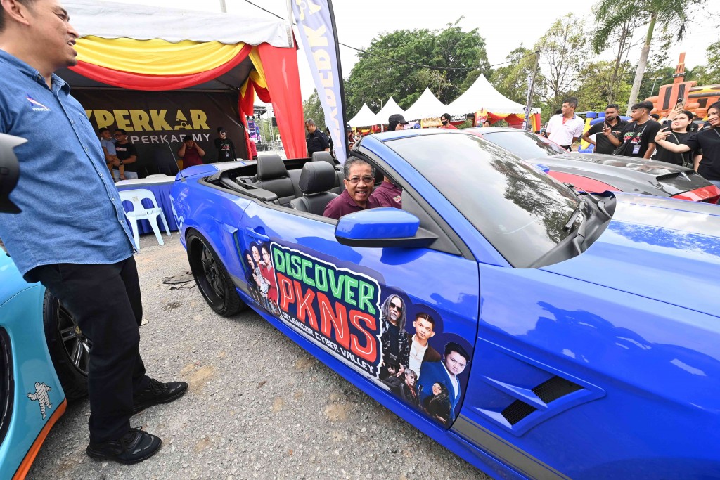 Md Kamarzan testing one of the sportscars at the supercar show.