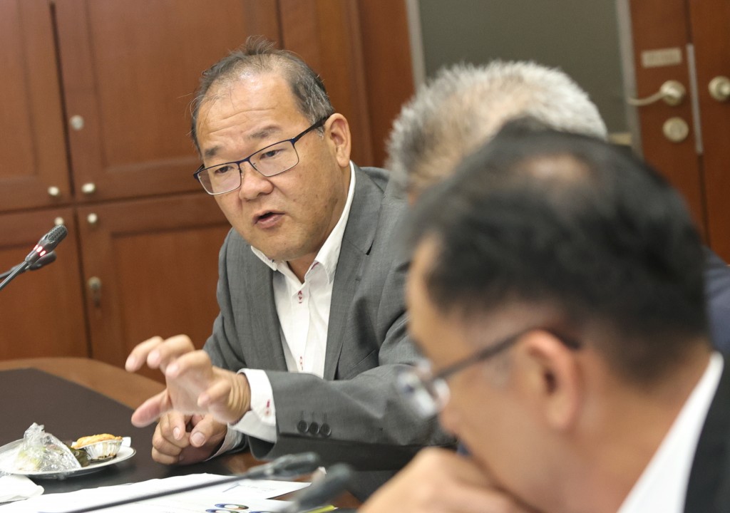 Ting (left) makes his point as Matrix Concepts Holdings group managing director Ho Kong Soon (centre) and Sunway Property executive director Chong Sau Min listen at the roundtable discussion.