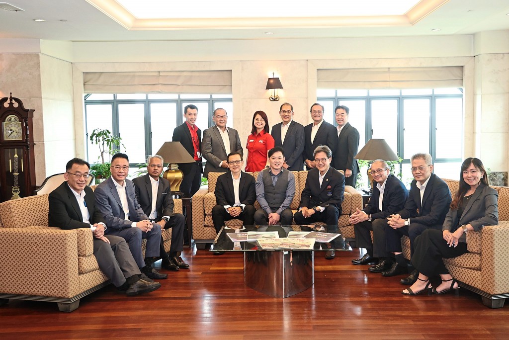 Seated from left are Chong, Chua, Azmir, Koe, Star Media Group (SMG) chief executive officer Alex Yeow, Tong, Zulkifly, Ho and Wong. Standing from left are SMG finance controller Lim Sui Yuan, Ting, SMG chief business officer Lydia Wang, Beh, Lim and Gamuda Land executive director Ngan Chee Meng.