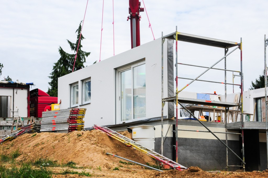 Mounting a house wall on a prefabricated house.