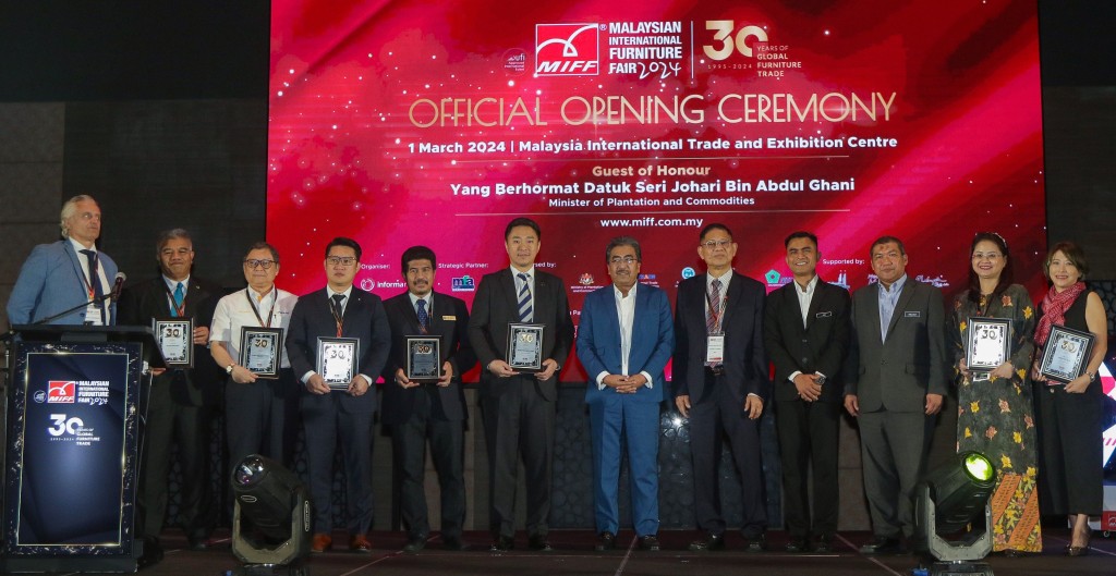 Johari (sixth from right) and Tan (fifth from right) with the representatives of the sponsors and media partners.