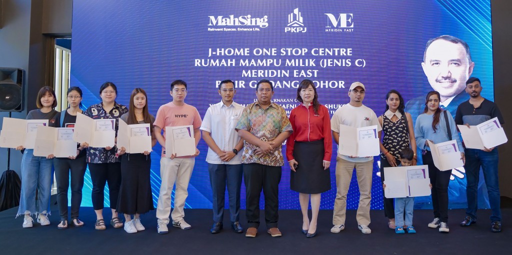  Azizul (sixth from right) and Mohd Shahrizan (sixth from left) posed with some of the successful RMMJ unit purchasers at the balloting ceremony.  