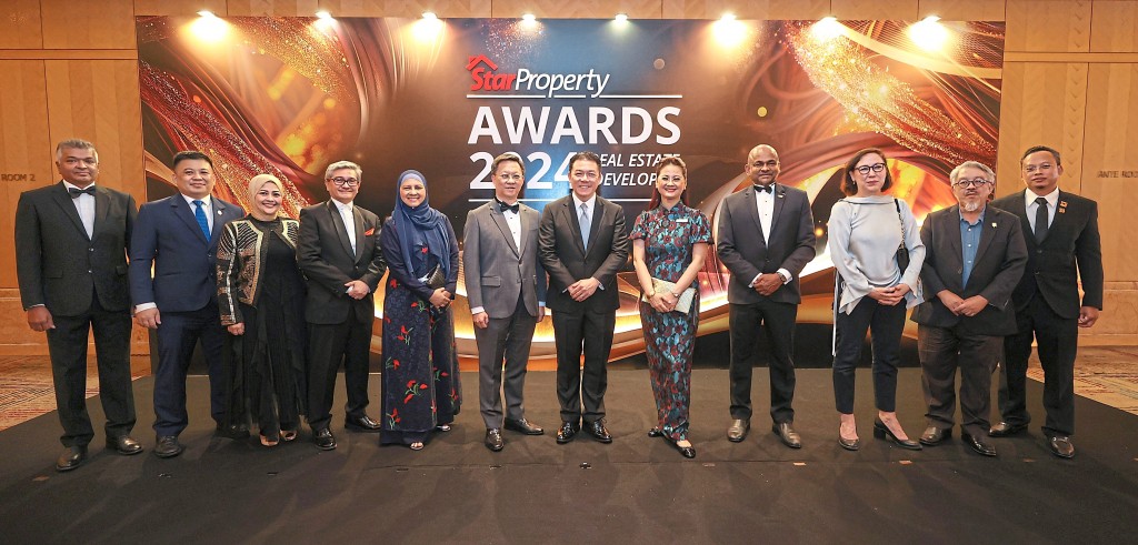Taking a photo with Housing and Local Government Minister Nga Kor Ming (seventh from left) and Star Media Group chief executive officer Chan Seng Fatt (sixth from left), chief business officer Lydia Wang (fifth from right) and managing editor Brian Martin. The judges (from left) are Tan, Norshafina, Adzman, Noraida, Subramaniam, Serina, Abu Zarim and Khalifah.