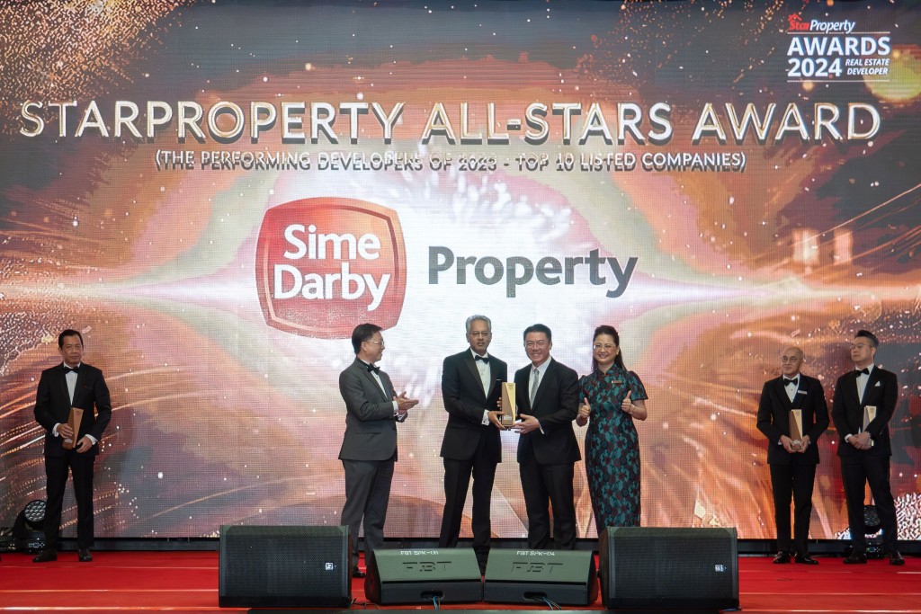 Azmir (third from left) accepting the All-Stars trophy from Nga as Star Media Group chief executive officer Chan Seng Fatt (second from left) and chief business officer Lydia Wang (third from right) applaud.