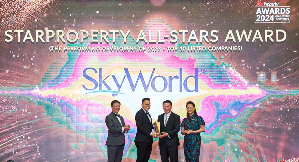 Accepting the award from Housing and Local Government Minister Nga Kor Ming (second from right) is SkyWorld finance head Low Weng Cheong (second from left) and witnessed by Star Media Group chief executive officer Chan Seng Fatt (left) and chief business officer Lydia Wang (right).