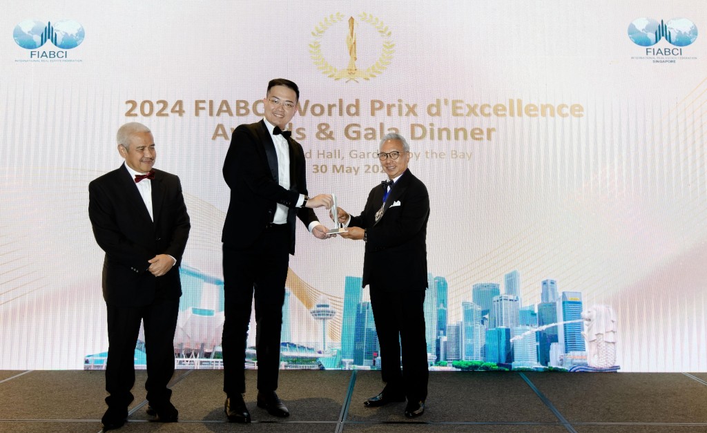 Yap (centre) receiving the Award from FIABCI president Budiarsa Sastrawinata (right) and witnessed by the Award committee president Soelaeman Soemawinata.